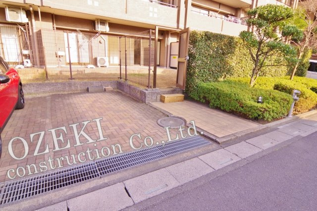 リーデンススクエア新越谷の駐車場