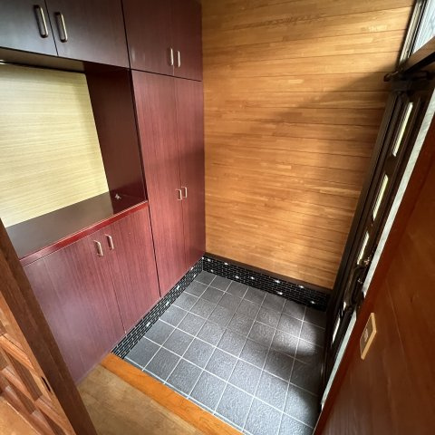 室蘭市八丁平2丁目34-8戸建の玄関