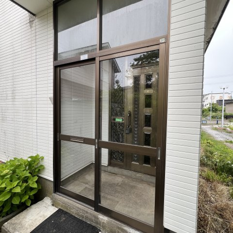 室蘭市八丁平2丁目34-8戸建のエントランス