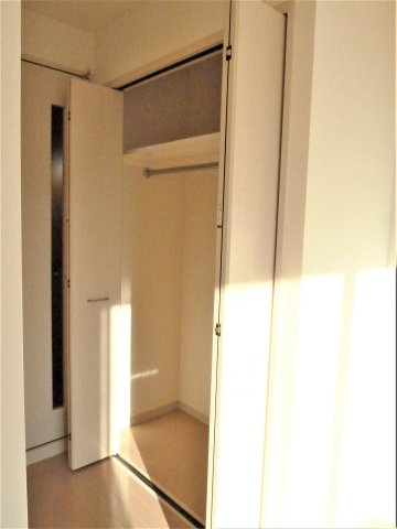 棒やビルの収納|別のお部屋の写真です