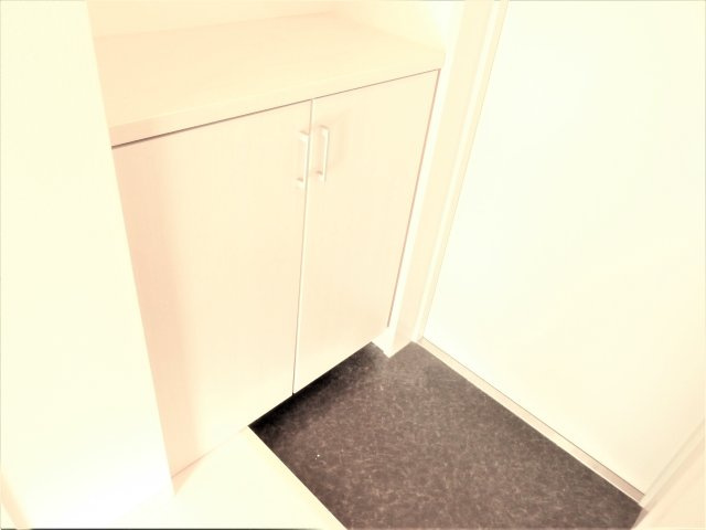 棒やビルの玄関|別のお部屋の写真です