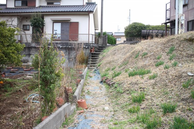 常滑市北条1丁目　売地の外観|現況写真：接面道路側の土地の写真、高低差あり