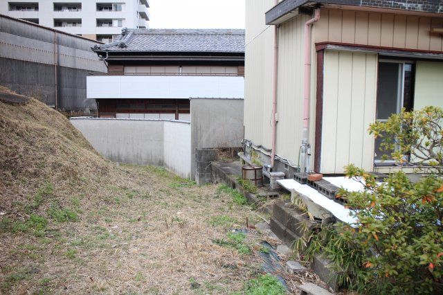 常滑市北条1丁目　売地の外観|現況写真：接面道路側の土地の写真、高低差あり