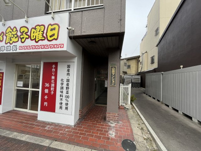 【エントランス】 | 山田マンション | 建物の内部です