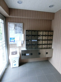 【その他共用部分】 | 共用エントランスには宅配BOXがあるので荷物の受け取りもスムーズに♪再配達を依頼する手間が省けます☆