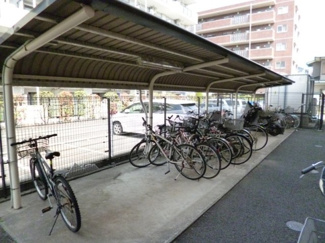 【その他共用部分】 | 屋根付きの駐輪場で雨が降っても大切な自転車が濡れなくてすみますね♪荷物が重いときに自転車があれば助かりますね！