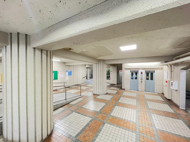 シャトー幸福のエントランス|ロビーは明るい雰囲気で、綺麗に保たれています。