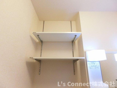 【設備】 | エクセルシオール吉岡南Ｂ | 洗濯機置き場の上にも棚があります。