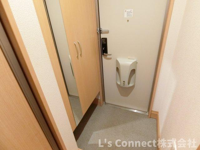 【玄関】 | エクセルシオール吉岡南Ｂ | 背の高い下駄箱には鏡付きで身だしなみチェック。