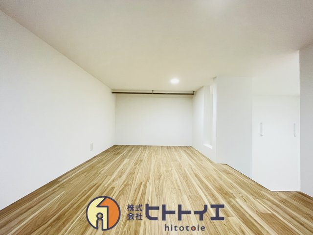 RENATUS CALERO(リナトゥス カレロ)の洋室|大型ベッドを置いても余裕だ。
