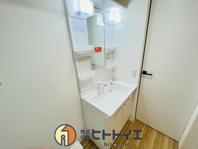 RENATUS CALERO(リナトゥス カレロ)の独立洗面台|シャンプードレッサー洗面台です。朝バタバタの時便利ですよね。