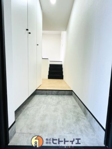 RENATUS CALERO(リナトゥス カレロ)の玄関|玄関ドアを開けるとゆったりと広さのホールが。