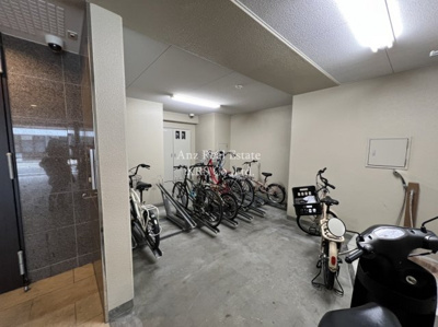 【その他共用部分】 | グーラテース　Ｕ．Ｈ．Ｙ | 屋内駐輪場です！雨風から自転車を守ります！
