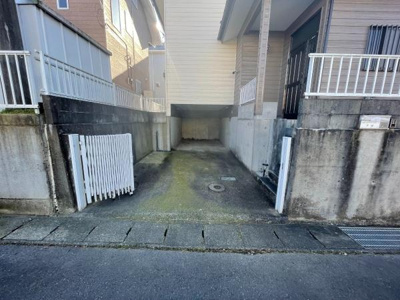 【駐車場】 | 土浦市神立町　リフォーム箇所多数 | 縦列駐車2台（車種により）建物の下は、高さ1.9ｍ　駐車場の長さは9.1ｍ