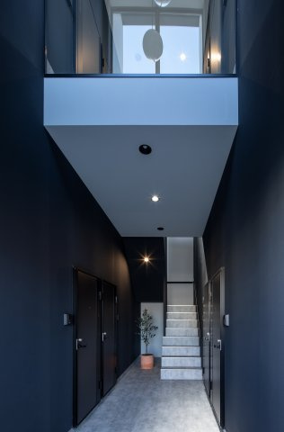 RENATUS CALERO(リナトゥス カレロ)のエントランス|ホテル調の風格を感じさせる玄関ロビー