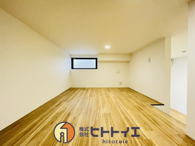RENATUS CALERO(リナトゥス カレロ)の洋室|大型ベッドを置いても余裕だねー。