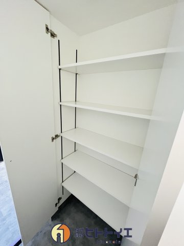 RENATUS CALERO(リナトゥス カレロ)の収納|サンダルからブーツまで収納力豊かなシューズクローク　玄関周りがすっきり片付きます