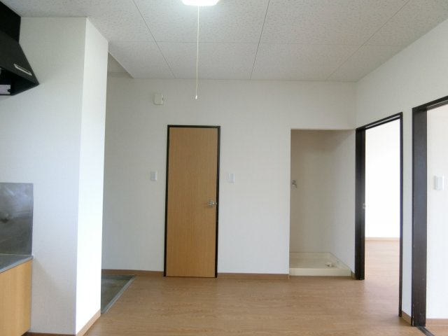 パルディアBの居間・リビング|イメージB203号室の写真（反転あり）