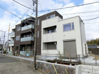 【外観】 | 人気の積水ハウス施工♪ホテルライク仕様の築浅3階建てマンションです☆グリーンライン「高田」駅・東急東横線「綱島」駅まで徒歩圏内！