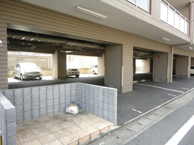 ケープラスの駐車場|カースペースがあります