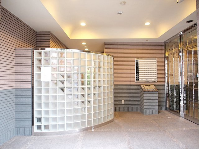 クラウンハイム夕陽丘のエントランス