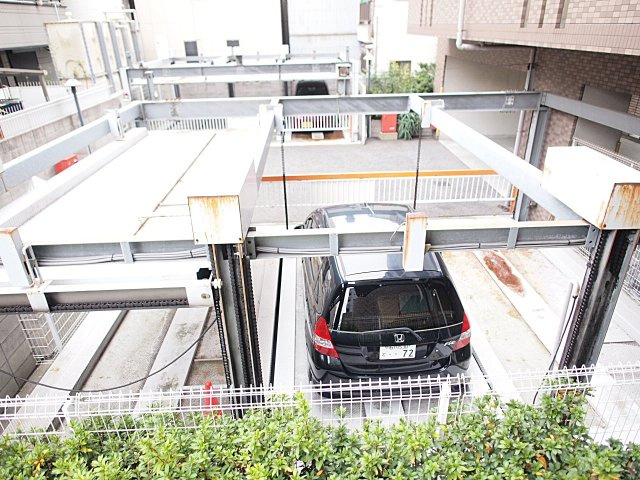 クラウンハイム夕陽丘の駐車場