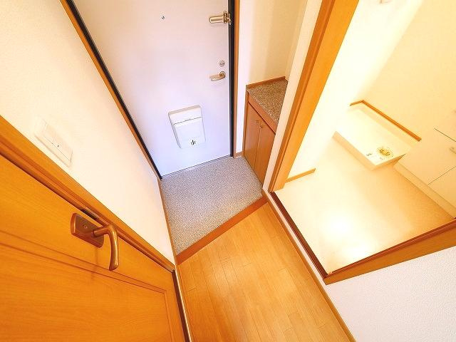 セレーノ東生駒Ｂ棟の玄関|収納もある玄関です