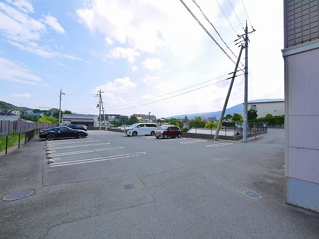 セレーノ東生駒Ｂ棟の駐車場|駐車場があります