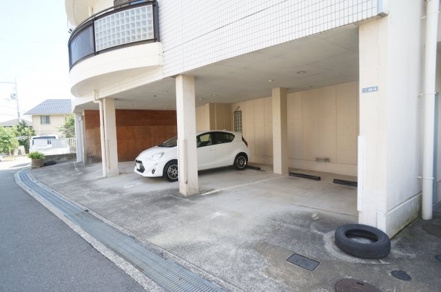 サンハイツ坂末の駐車場