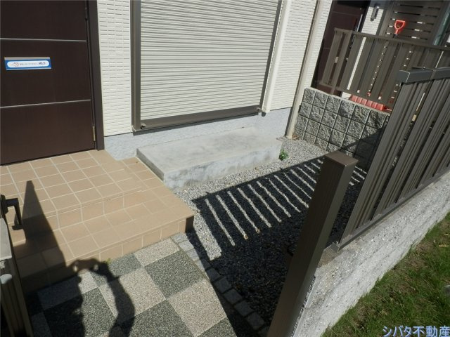 サン　フィールド・彦根　Cのエントランス|専用庭が広い！門扉もついていて安心です。子どもの自転車、冬用タイヤなども置いておけます。