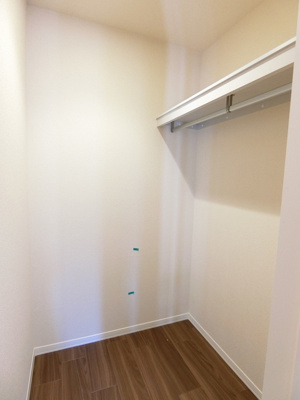 【収納】 | グランヒル港北 | 洋室5.4帖のお部屋にあるウォークインクローゼットです♪たっぷり収納できてお洋服や荷物が多くてもお部屋すっきり☆