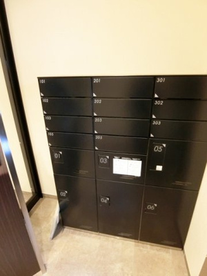 【その他共用部分】 | グランヒル港北 | 共用エントランスには宅配BOXがあるので荷物の受け取りもスムーズに♪再配達を依頼する手間が省けます☆