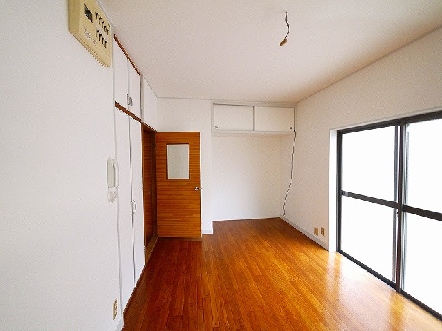 二名３丁目貸家の居間・リビング|使いやすいリビングです