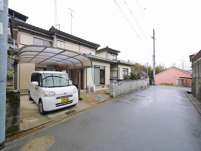 二名３丁目貸家の駐車場|車をお持ちの方に嬉しい駐車場付きの物件です
