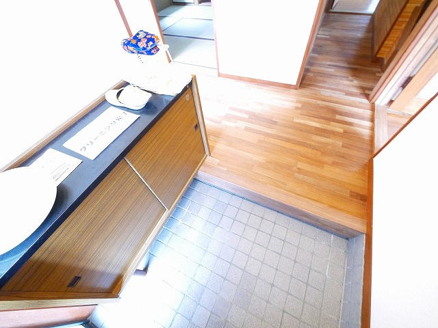 二名３丁目貸家の玄関|収納もある玄関です