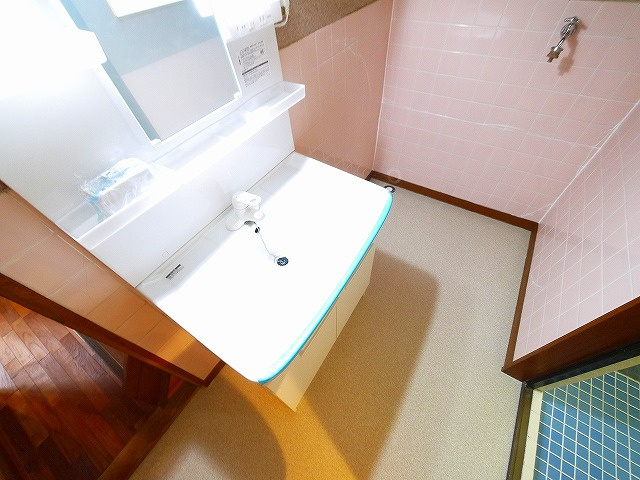 二名３丁目貸家の洗面所|ゆったりとスペースのある洗面所