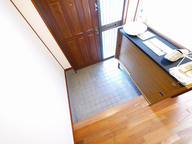 二名３丁目貸家の玄関|収納もある玄関です