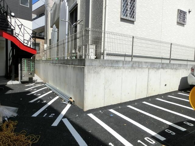 プライムテラス登戸Ａ棟の駐車場