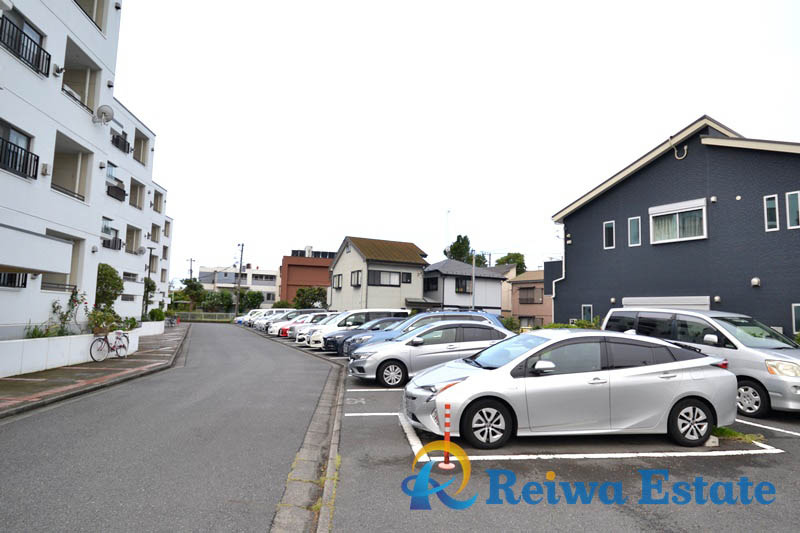 茅ヶ崎宮ノ前ハイツ　1号棟の駐車場