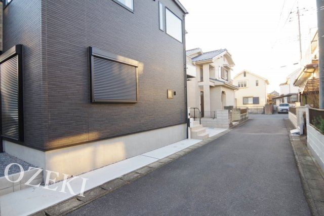 越谷市南荻島　新築戸建ての前面道路含む現地写真