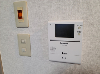 【セキュリティ】 | WINS 弐番館 | モニター付きインターホンで安心です。非常ベルも付いていますよ！