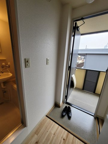 CASTLE COURTのエントランス|玄関の横に浴室・洗面があります