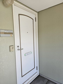 【エントランス】 | 屋根があるので傘をさしたり、たたんだりが出来ます