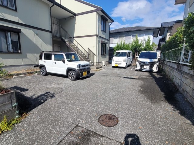 ハイツ正法寺の駐車場|1部屋に1台ずつ駐車場があります