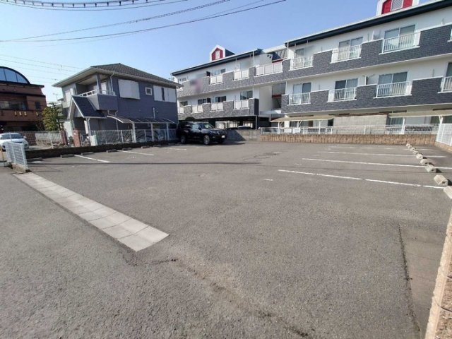 リーフ マルーンの駐車場