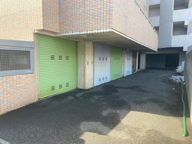 信開ドヌール松本の駐車場|物件とセットで所有できる電動シャッター付き車庫です。所有ですから、毎月の駐車場代はかかりません。中も広くて、車以外にも荷物が沢山置けます！雨風雪から大切なお車も守ります。