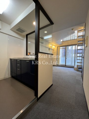 【ロビー】 | ネット伏見町 | キッチン部分が独立スペースですが、ガラス窓でお部屋と一体感あります♪