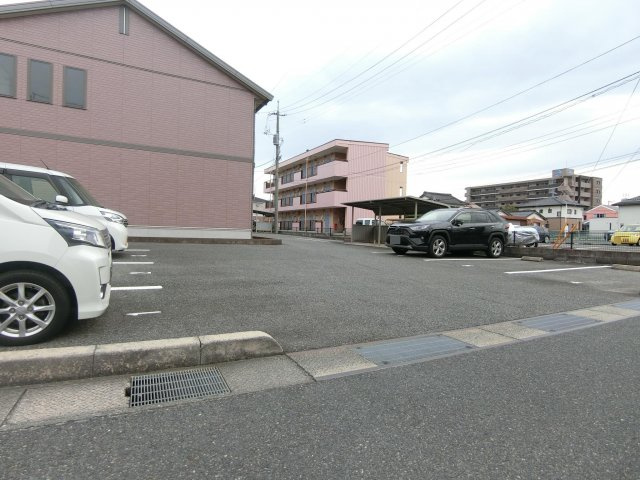 プレジャースクエア　B棟の駐車場