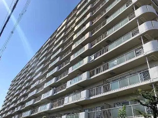 【外観】 | 3年前に外壁の補修作業が終わったばかりなので綺麗です。毎日、清掃の方がいらっしゃいます。エントランスがあり、管理人さんが常駐、監視カメラも設置されており、困ったときはすぐ対応してくれます。