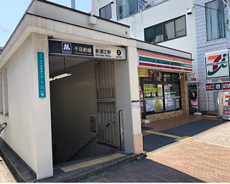 【周辺】 | 地下鉄千日前線　新深江駅
駅やマンション周辺には、コンビニ（ファミリーマート、セブンイレブン多数）有り、スーパーマーケット有。（ライフ新深江店、食鮮館今里Ｗｉｔｈ、サンプラザ布施店）
コンビニ　セブン